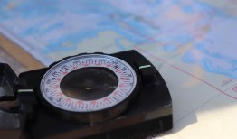 专业黑客手机定位找人安全吗？揭秘三大风险与合法替代方案