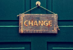 免费接单的黑客QQ靠谱吗？揭秘隐藏风险与正规替代方案